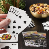 Kolibri, der in Wasser 2 legt Spielkarten (In Situ)