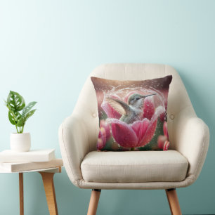 Kolibri plantscht in einer Tulpe Kissen