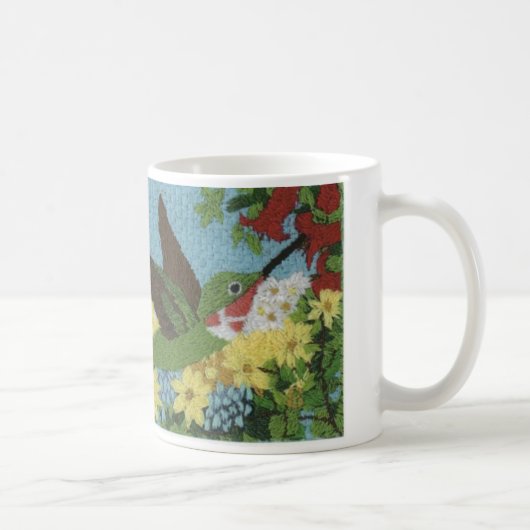 Kolibri reproduziert von einer Handstickerei Kaffeetasse (Rechts)