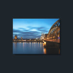 Köln Deutschland Leinwanddruck<br><div class="desc">Foto der Stadt Köln (Köln) mit seinem berühmten Dom und der Hohenzollernbrücke am Rhein in Deutschland,  Europa. Während der blauen Stunde fotografiert. Foto © Sebastian Worm</div>
