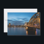 Kölner Deutschland-Karte<br><div class="desc">Die Stadt Köln (Köln) mit ihrem berühmten Dom und der Hohenzollernbrücke am Rhein in Deutschland,  Europa. Während der blauen Stunde fotografiert.</div>