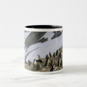 Kolonie von Chinstrap Pinguinen Zweifarbige Tasse (Mittel)
