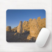 Kolossale Kopfstatuen der Götter, die die 2 bewach Mousepad (Mit Mouse)