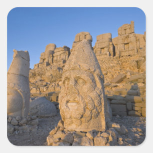 Kolossale Kopfstatuen von Göttern bewachen den Quadratischer Aufkleber
