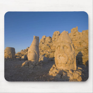 Kolossale Kopfstatuen von Göttern bewachen die 2 Mousepad