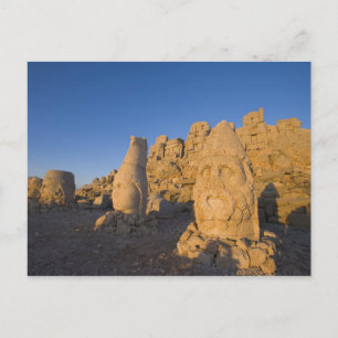 Kolossale Kopfstatuen von Göttern bewachen die 2 Postkarte