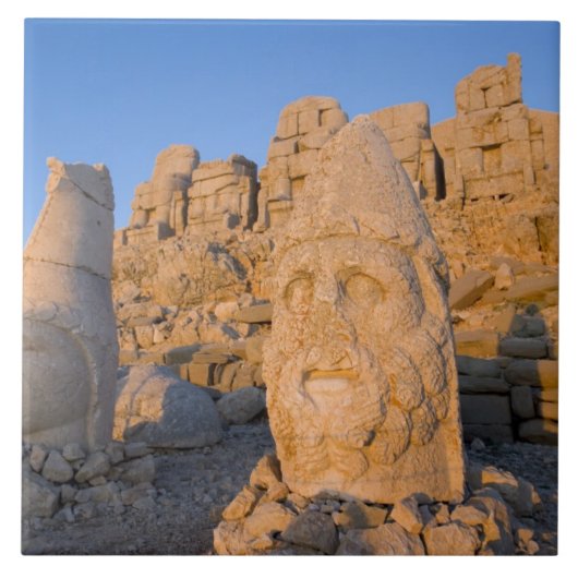 Kolossale Kopfstatuen von Göttern, die den Fliese (Vorderseite)