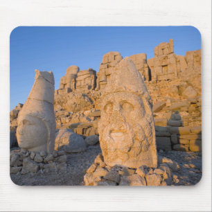 Kolossale Kopfstatuen von Göttern, die den Mousepad
