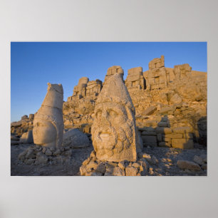 Kolossale Kopfstatuen von Göttern, die den Poster