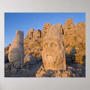Kolossale Kopfstatuen von Göttern, die den Poster
