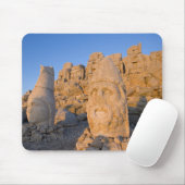 Kolossale Kopfstatuen von Göttern, die die Mousepad (Mit Mouse)