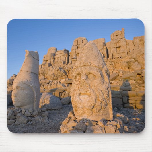 Kolossale Kopfstatuen von Göttern, die die Mousepad (Vorne)