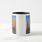 Kolossale Kopfstatuen von Göttern, die die Tasse (Zentrum)