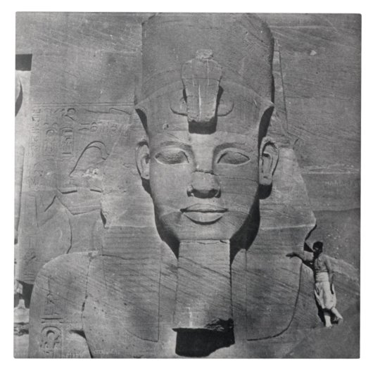 Kolossale Statue von Ramesses II bei Abu Simbel, Fliese (Vorderseite)