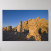 Kolossalkopfstatuen der Götter, die die 2 bewachen Poster (Vorne)