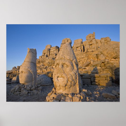 Kolossalkopfstatuen der Götter, die die Poster (Vorne)
