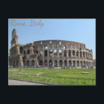 Kolosseum. Rom, Italien Postkarte<br><div class="desc">Im Zentrum von Rom liegt eine der atemberaubendsten Aussichten.. Das Kolosseum. Das Kolosseum wurde zwischen 72 und 80 n.Chr. erbaut und ist das größte Amphitheater, das je gebaut wurde! Hier würden im Durchschnitt 65.000 Zuschauer kommen, um den Gladiatoren beim Kampf zuzusehen. Es ist bestens konzipiert und gebaut, so als würden...</div>