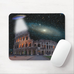 Kolosseum Rom Italien trifft Raum und UFO Mousepad