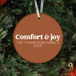 Komfort & Freude Moderne Kunst, Dichtung und Musik Ornament<br><div class="desc">Unser "Comfort & Joy" Modern Simple Terracotta Christmas Ornament - eine vielseitige und atemberaubende Ergänzung zu Ihrer Urlaubsstimmung. Dieses Ornament ist aus bruchsicherem Material gefertigt und verbindet moderne Trends mit der zeitlosen Freude an der Urlaubssaison. Sie haben die schöpferische Freiheit, dieses Ornament mit Ihren gepflegten Fotos oder sogar Ihren geliebten...</div>