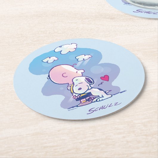 Komfort und Sicherheit | Charlie & Snoopy Hug Runder Pappuntersetzer (Angewinkelt)