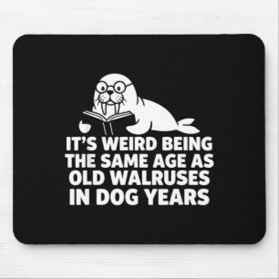 Komisch, im selben Alter zu sein wie alte Walrosse Mousepad