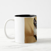 Komischer die Siegel-Punkt-siamesische Katze, die Zweifarbige Tasse (Links)