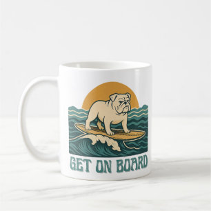 Komm an Bord Surfer Hund   Retro Bulldogge Surft Kaffeetasse