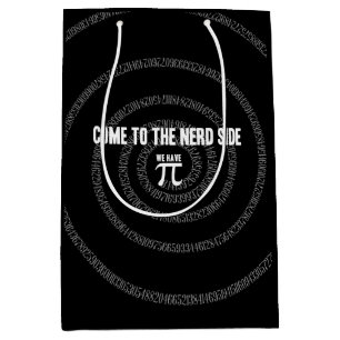 Komm auf die Nerd-Seite für Pi am Schwarzen Tag Mittlere Geschenktüte