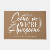 Komm rein, wir sind eine Phantastische braune Fami Fußmatte (Vorderseite)