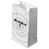 Kommen Sie auf die Nerd-Seite für Pi Typografie Kleine Geschenktüte (Rückseite Schrägansicht)