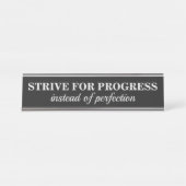 KOMMEN Sie gegen Schreibtischplatte der PERFEKTION Schreibtischnamensplakette (Vorderseite )