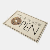 Kommen Sie in das Bagel Bäckereicafé. Fußmatte (Schrägansicht)