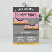 Kommen Sie zu einem Bumpy Ride! Bumper Cars Geburt Einladung (Stehend Vorderseite)