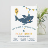 Kommen Sie zu uns für ein Jaw-some Time! Birthday  Einladung (Stehend Vorderseite)