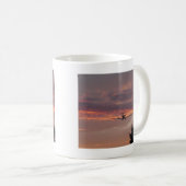 Kommerzielle Jet-Landung am Sonnenuntergang Kaffeetasse (VorderseiteRechts)