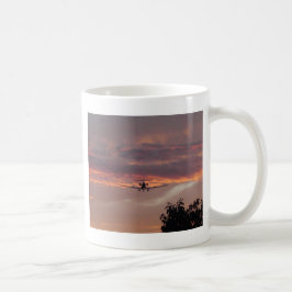 Kommerzielle Jet-Landung am Sonnenuntergang Kaffeetasse