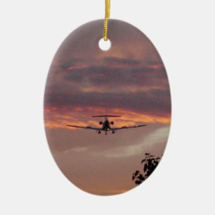 Kommerzielle Jet-Landung am Sonnenuntergang Keramik Ornament