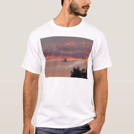 Kommerzielle Jet-Landung am Sonnenuntergang T-Shirt
