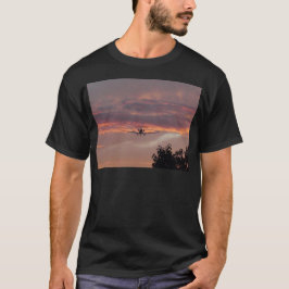Kommerzielle Jet-Landung bei Sonnenuntergang T-Shirt