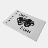 Komödie und Masken des Theaters Fußmatte (Schrägansicht)