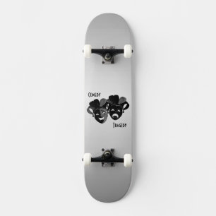 Komödie und Masken des Theaters Skateboard