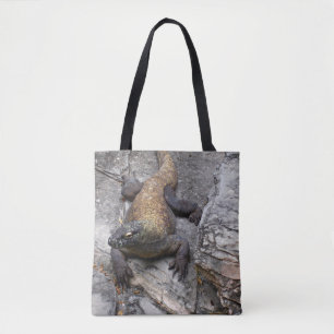 Komodo-Drache auf sonnigen Felsen Tasche
