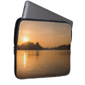 Komodo-Insel bei Sonnenuntergang Laptopschutzhülle (Vorne Rechts)