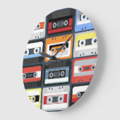 Kompakte Kassetten: Vintages Flachdesign. Große Wanduhr (Winkel)
