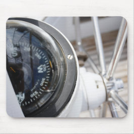 Kompas dat de richting geeft aan een avontuur.  mousepad