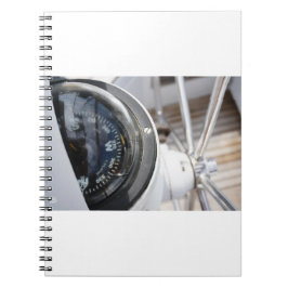 Kompas dat de richting geeft aan een avontuur.  notizblock