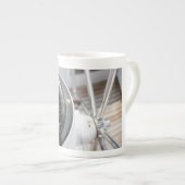 Kompas dat de richting geeft aan een avontuur. porzellantasse (Vorderseite Rechts)