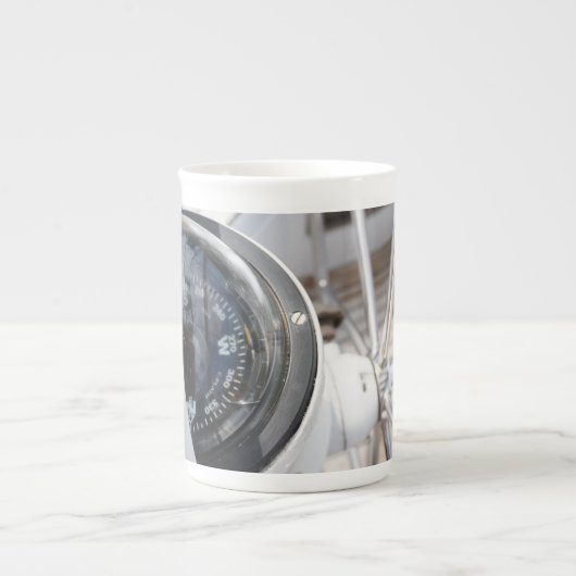 Kompas dat de richting geeft aan een avontuur. porzellantasse (Vorderseite)