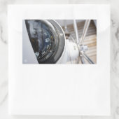 Kompas dat de richting geeft aan een avontuur. rechteckiger aufkleber (Tasche)