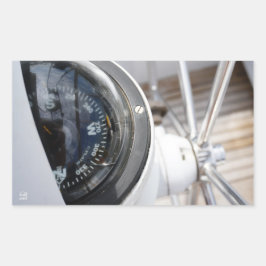 Kompas dat de richting geeft aan een avontuur.  rechteckiger aufkleber